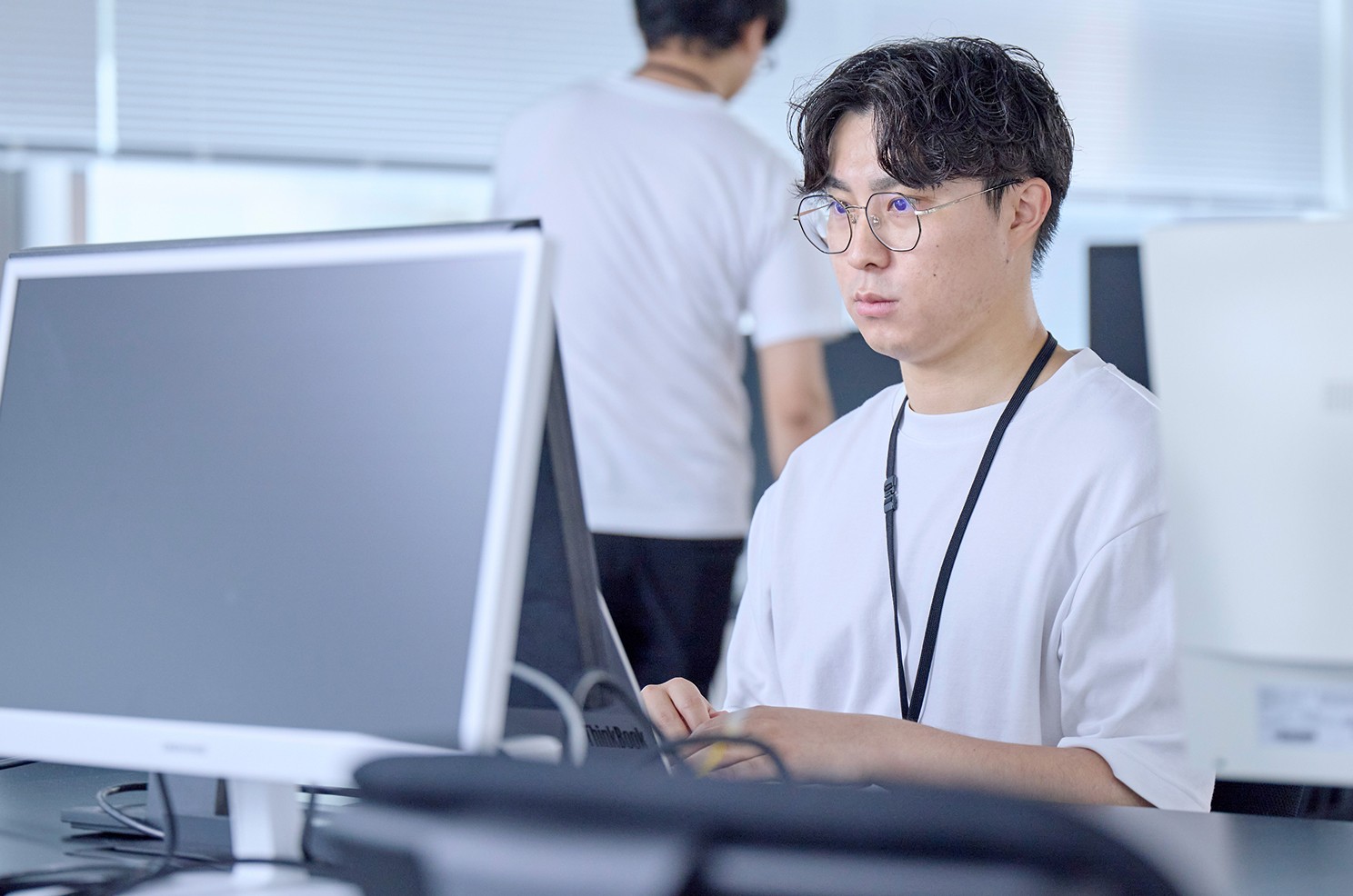 パソコンを操作している男性