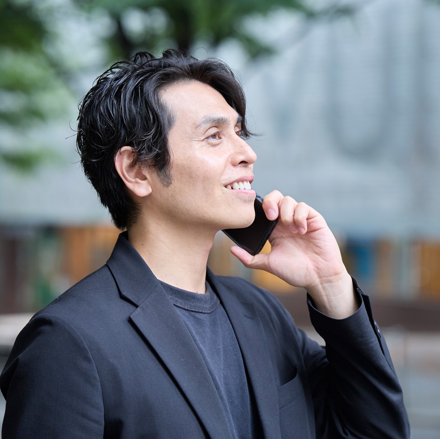 スマートフォンで通話するスーツの男性